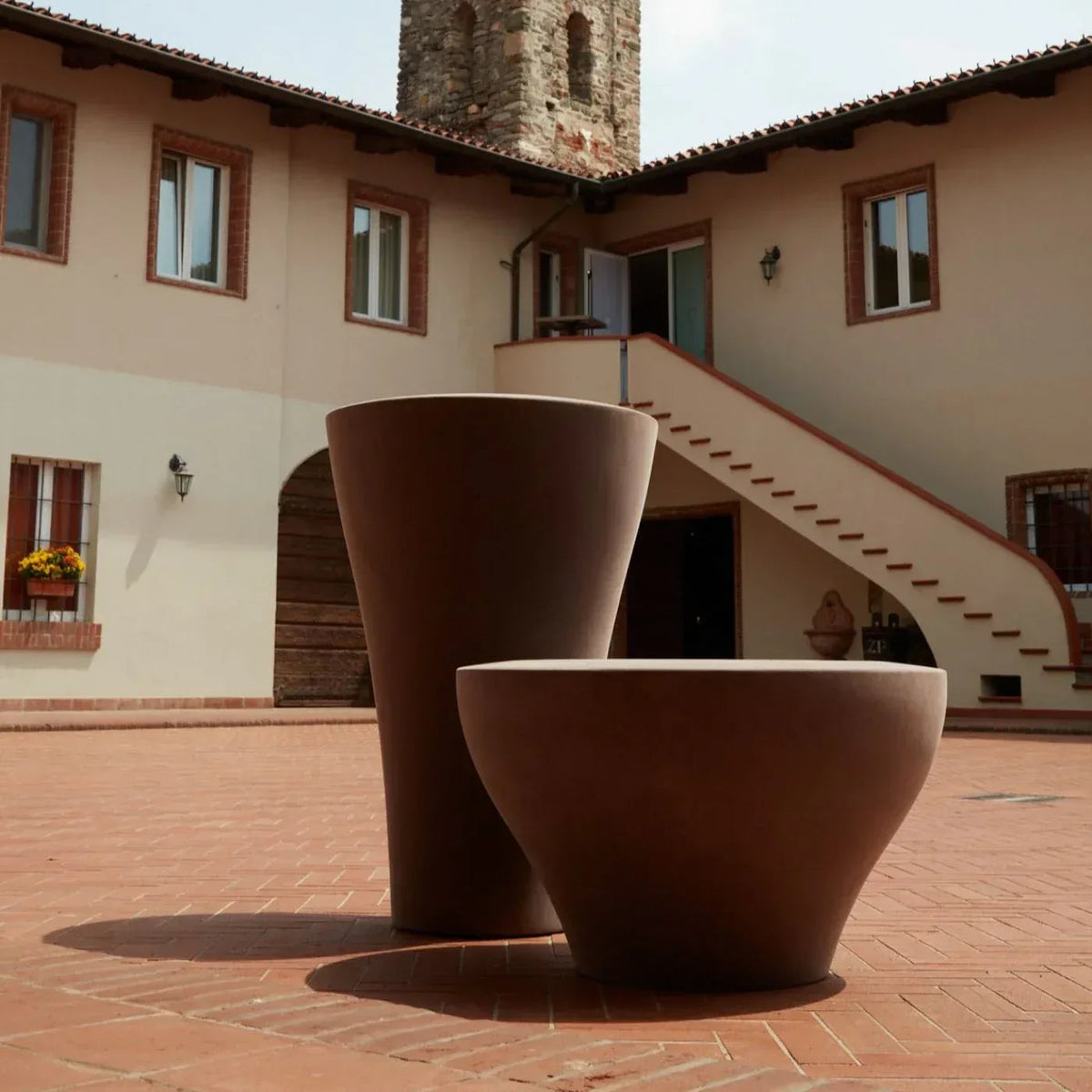 Outdoor planters materials: polyethylene vs terracotta | Guide – Serralunga